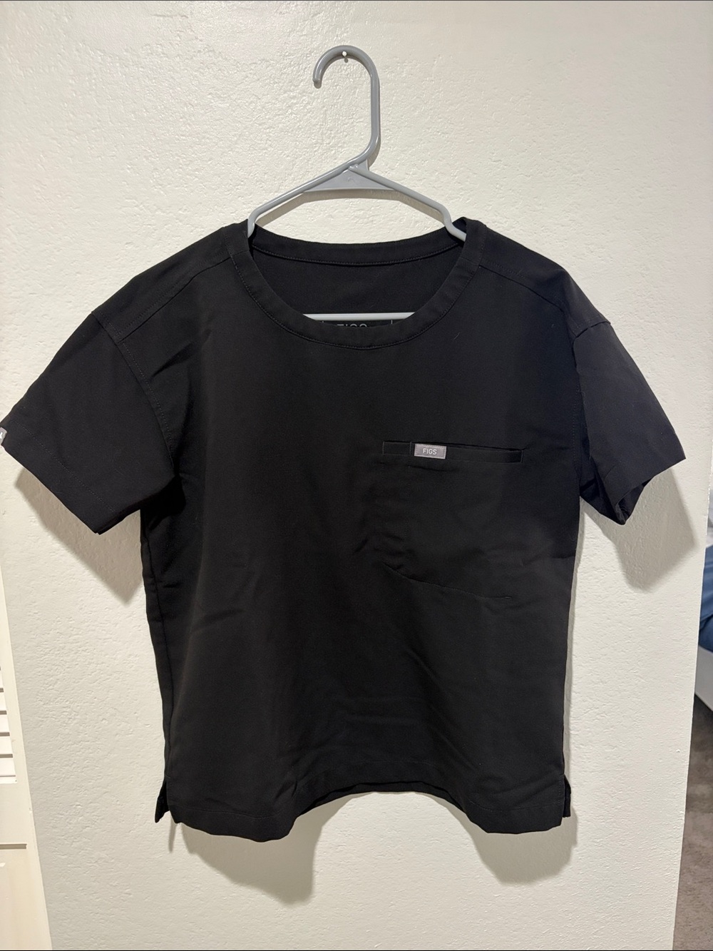 Figs Women's Black Pocket Scrub Top scoop neck